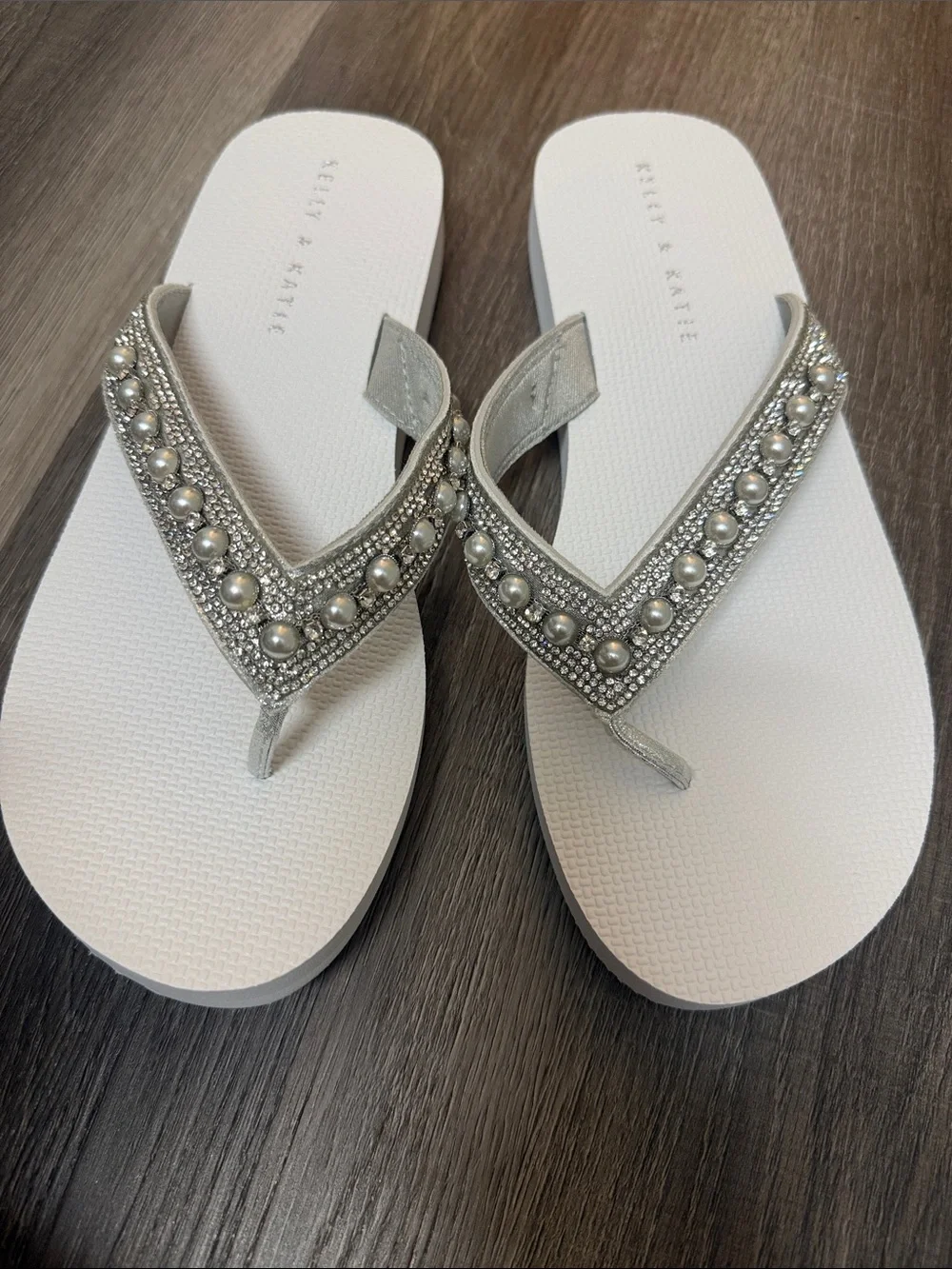 Kelly & Katie Silver Pearl-Trim Flip Flop Sandals 9 Brand New